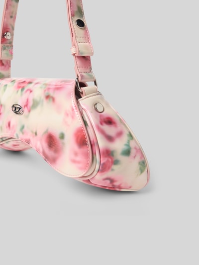Produktfoto, Crossbody Bag mit Label-Detail von Diesel in Rosa und Grün mit floralem Muster, glatte Oberfläche, Maße 21x13x7 cm.