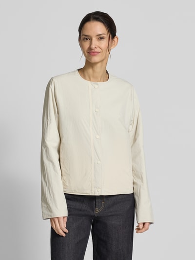 Frauenmodel trägt Jacke mit Rundhalsausschnitt Modell 'GABI' von ECOALF in Creme, Baumwolle, Regular Fit, Knopfleiste, Ganzkörperansicht von vorne