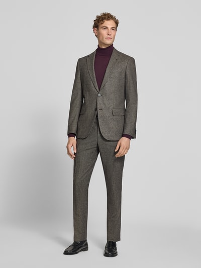 Männermodel trägt Regular Fit Sakko aus Woll-Mix Modell 'Jasper' von BOSS in Grau, schlichter Hintergrund, Ganzkörperansicht von vorne.
