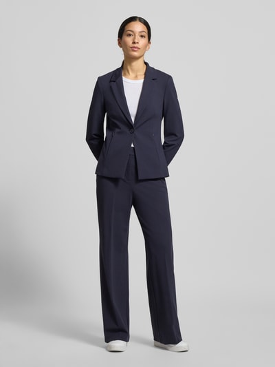 Frauenmodel trägt Blazer mit Reverskragen von comma in Dunkelblau, Viskose-Mix mit Stretch, Slim Fit, Knopfverschluss, Ganzkörperansicht von vorne.