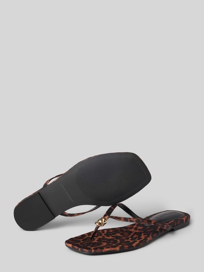Produktfoto, Sandale aus echtem Leder Modell 'Maliyah' von Steve Madden, Damen Sandalen, Zehentrenner mit glatter Sohle, Absatzhöhe: 1 cm, Größe 40, braunes Animalprint-Muster, schwarze Sohle, feine Textur.