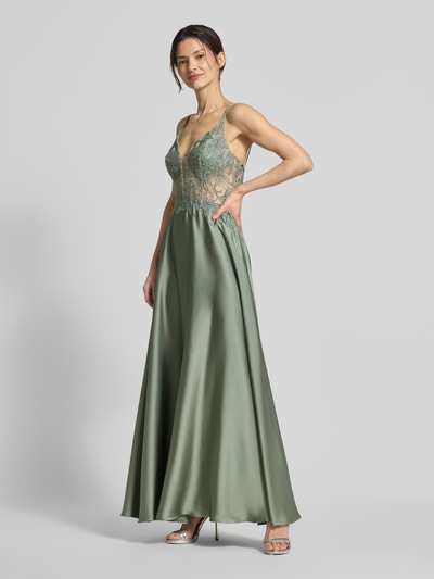 Vrouwenmodel draagt Regular Fit Abendkleid mit floralem Stitching van Laona in lichtgroen satijn, semi-transparant design, versierd met bloemenstiksels en sierstenen, spaghettibandjes, naadrits, volledige voorkantweergave.