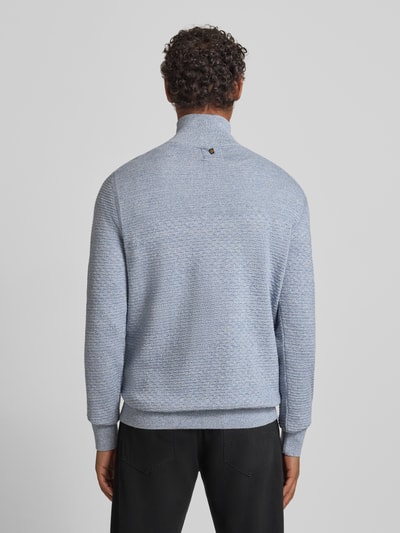 Männermodel trägt Strickpullover mit Stehkragen von PME Legend aus reiner Baumwolle, Regular-Fit, gerippte Abschlüsse, Rückenlänge 72 cm, Ganzkörperansicht Rückansicht.