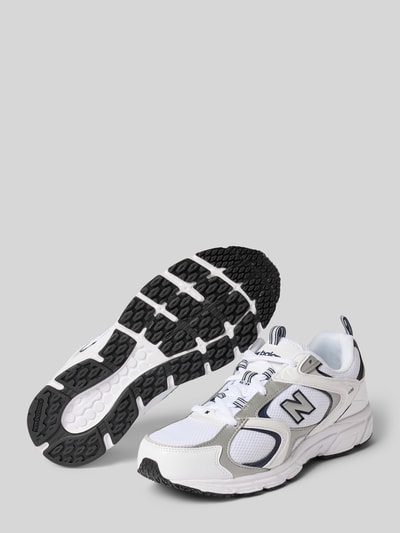 Produktfoto, Sneaker mit Logo-Detail Modell '408' von New Balance in Weiß und Grau, abgerundete Passform, profilierte schwarze Sohle, Herren Sneaker, Absatzhöhe 3 cm, Schafthöhe 8 cm, Schaftweite 9 cm