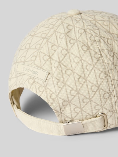 Produktfoto, Cap mit Logo-Muster und Label-Badge von CK Calvin Klein in Beige mit verstellbarem Riegel, reine Baumwolle, strukturierte Oberfläche.