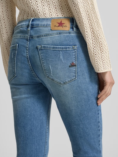 Frauenmodel trägt Skinny Fit Jeans in 7/8-Länge mit seitlichen Reißverschlüssen von Buena Vista, Baumwoll-Mix mit Viskose-Anteil, Nahaufnahme Rückansicht.