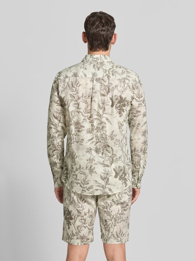 Männermodel trägt Regular Fit Freizeithemd aus Leinen-Baumwoll-Mix mit Kentkragen von MCNEAL, floral gemustert, Ganzkörperansicht Rückansicht