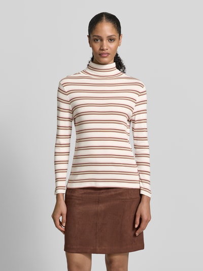 Frauenmodel trägt Slim Fit Rollkragenpullover aus reiner Baumwolle von s.Oliver RED LABEL, Optik: unifarben, mehrfarbig, Muster: gestreift, Applikation: Label-Stitching, Kragenform: Rollkragen, Ärmelform: langarm, Materialverarbeitung: Jersey, Ganzkörperansicht von vorne.