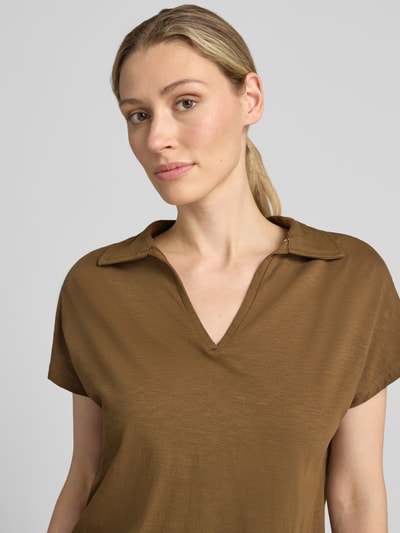 Frauenmodel trägt Regular Fit Poloshirt aus reiner Baumwolle von s.Oliver RED LABEL in Braun, strukturierte Optik, Nahaufnahme Oberkörper.