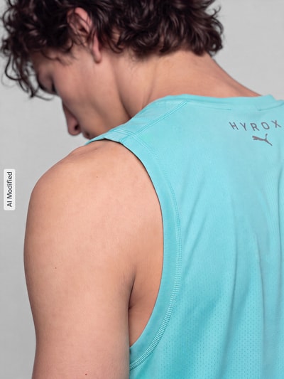 Männermodel trägt Regular Fit Sport-T-Shirt mit Rundhalsausschnitt von PUMA Performance in Hellblau, Detailaufnahme Rücken, KI-modifiziertes Bild.