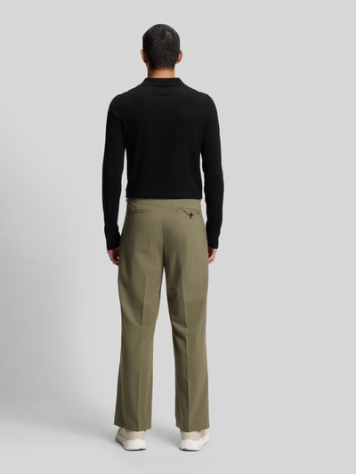Männermodel trägt Slim Fit Strick-Poloshirt aus Viskose-Mix Modell 'SAN PIPPO-CV' von HUGO, unifarben, ganzkörperansicht rückansicht.