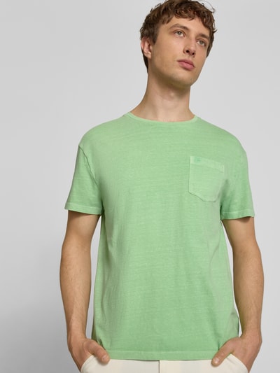 Männermodel trägt T-Shirt aus Baumwoll-Leinen-Mix mit Brusttasche von Superdry in Hellgrün, Regular-Fit, Rundhalsausschnitt, Rückenlänge bei Größe M 66 cm, Nahaufnahme Oberkörper