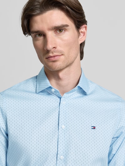 Männermodel trägt Slim Fit Businesshemd aus reiner Baumwoll-Popeline von Tommy Hilfiger Tailored, Optik: Allover-Muster, Nahaufnahme Oberkörper.