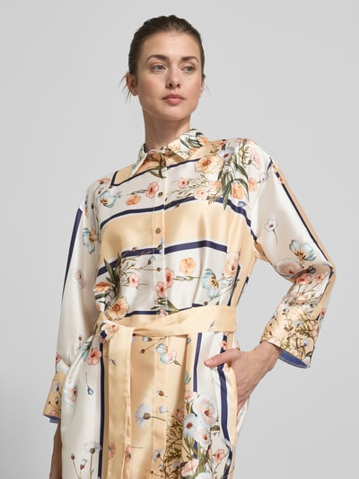 Frauenmodel trägt Knielanges Kleid mit floralem Allover-Print von Liu Jo White aus Satin mit Umlegekragen und abnehmbarem Stoffband, Nahaufnahme Oberkörper