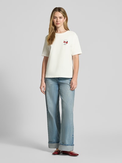 Frauenmodel trägt T-Shirt mit Motiv-Print und Rundhalsausschnitt von Jake*s Casual aus reiner Bio-Baumwolle im Relaxed-Fit, Ganzkörperansicht von vorne.