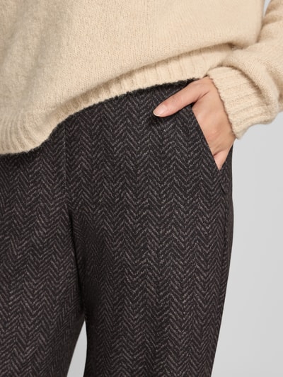 Vrouwenmodel draagt Wide Leg Weite Hose met Viskose-Anteil van Brax, donkerbruin visgraatpatroon, zachte textuur, detailopname, dames Weite Hose.