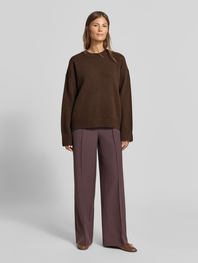 Frauenmodel trägt Regular Fit Pullover aus Woll-Mix mit Kaschmir-Anteil von MYON, braun, Strick-Optik, Rundhalsausschnitt, Ganzkörperansicht von vorne.
