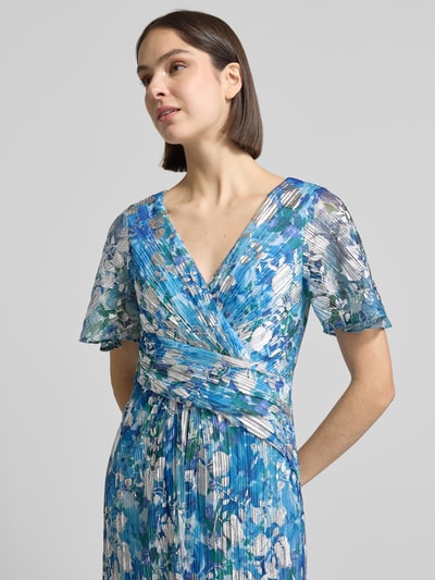 Frauenmodel trägt Regular Fit Abendkleid mit floralem Allover-Print von Adrianna Papell in Blau-Grün-Tönen, Plissee-Optik, V-Ausschnitt, Kurzärmelig, Tailliert, Reißverschluss, Detailaufnahme Oberkörper. Rückenlänge bei Größe 36: 145 cm, Brustweite 46 cm, Ärmellänge 27 cm.