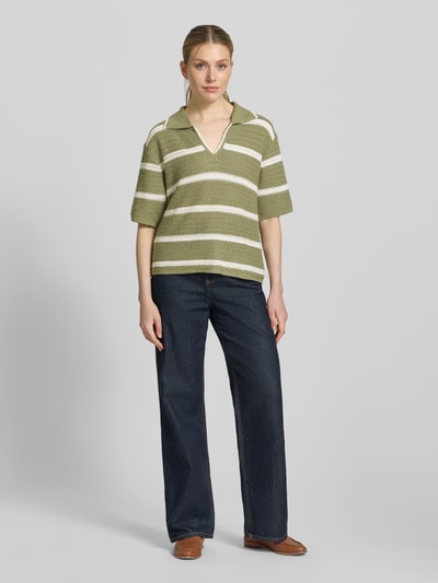 Frauenmodel trägt Regular Fit Poloshirt aus Baumwoll-Mix von s.Oliver RED LABEL, Optik:Allover-Muster, Gestreift, grün-weiß, Strick, Ganzkörperansicht von vorne.