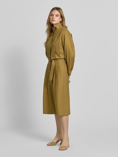 Frauenmodel trägt Cropped Jacke mit Stehkragen und Ärmelriegeln von Style Icon Collection, Leinen-Baumwoll-Mix in Oliv, Ganzkörperansicht von vorne.