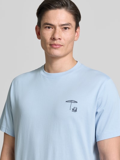 Männermodel trägt Regular Fit T-Shirt aus reiner Baumwolle Modell 'HASPEN' von SELECTED HOMME in Optik: Unifarben, Motiv-Stitching, Nahaufnahme Oberkörper.