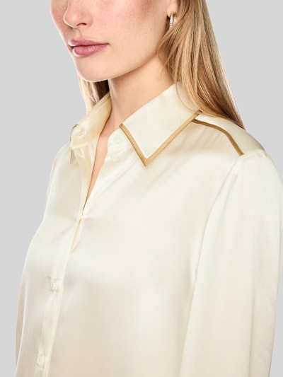 Vrouwenmodel draagt Regular fit zijden blouse met contraststrepen van Marc Cain, zuiver zijde, overhemdkraag, knoopsluiting, detailopname bovenlichaam.