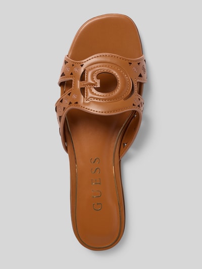 Produktfoto, braune Sandalette mit abgerundeter Spitze und Logo-Muster, Modell 'CIESTA2' von Guess, Absatz 2 cm, Schlupfform, glatte Oberfläche