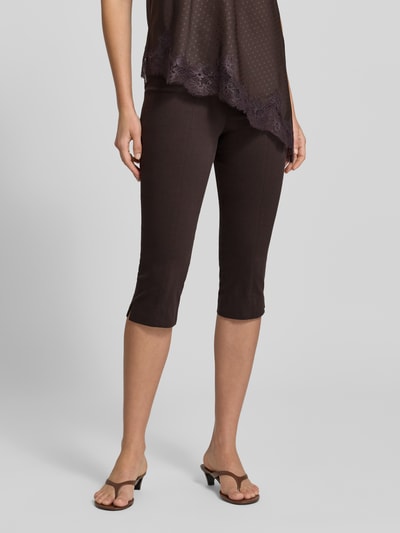 Frauenmodel trägt Strech Caprihose - curated by Mary Braun von Style Icon Collection, braun, Slim Fit, Baumwoll-Mix mit Stretch, Nahaufnahme Unterkörper.