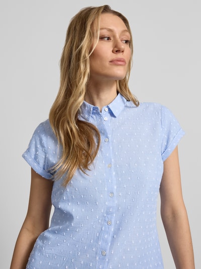 Vrouwenmodel draagt Slim Fit Bluse im Allover-Look van Jake*s Casual, puur katoen, overhemdkraag, knoopsluiting, blouse met korte mouwen, all-over look, slim fit, ruglengte maat 36: 59 cm, mouwlengte maat 36: 12 cm, detailopname bovenlichaam.