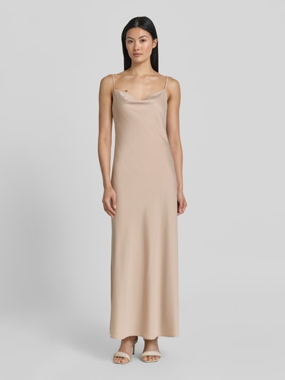 Frauenmodel trägt Cocktailkleid aus Satin mit Wasserfall-Ausschnitt von Jake*s Cocktail in Beige, Gerader-Schnitt, Midikleid, Spaghettiträger, Ganzkörperansicht von vorne. Rückenlänge bei Größe 36: 128 cm, Brustweite bei Größe 36: 33 cm.