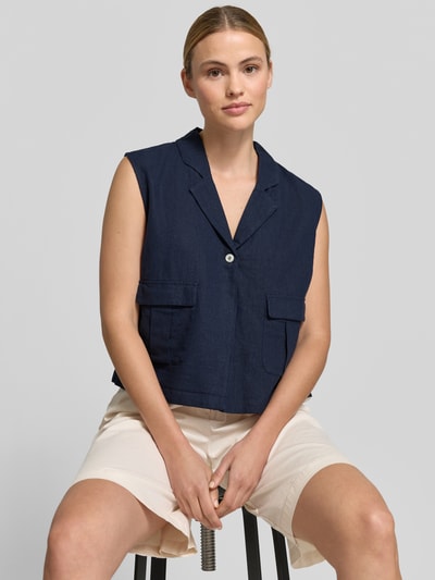 Frauenmodel trägt Weste aus Leinen-Mix mit Pattentaschen Modell 'Lava' von FREE/QUENT in Dunkelblau, Regular Fit, Nahaufnahme Oberkörper.
