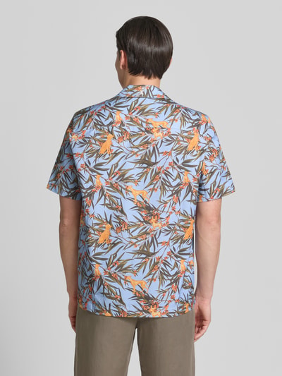 Männermodel trägt Relaxed Fit Freizeithemd aus Lyocell-Baumwoll-Mix von Armedangels, blaues Allover-Muster, Rückansicht, Ganzkörperansicht.