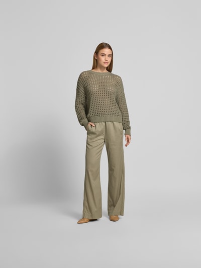 Frauenmodel trägt Stoffhose mit Lyocell-Anteil von Juvia in Oliv, Baumwoll-Mix, Straight Fit, mit Taschen, Ganzkörperansicht von vorne.