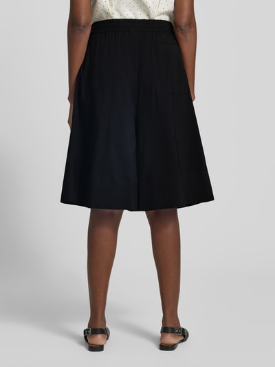 Frauenmodel trägt Bermudas mit weitem Bein Modell 'Jules' von FREE/QUENT in Schwarz, elastischer Bund, Viskose-Mix, Ganzkörperansicht Rückansicht.