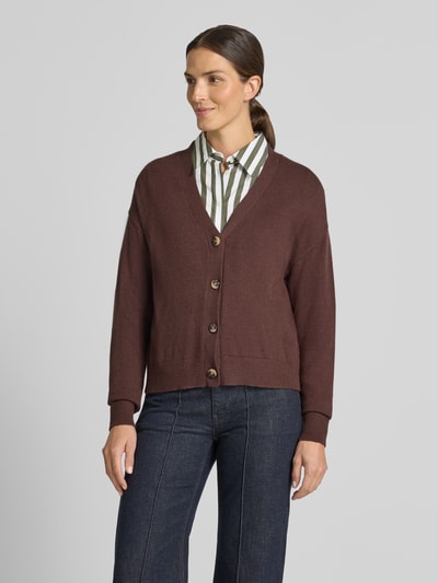 Frauenmodel trägt Cardigan mit V-Ausschnitt Modell 'VIRIL' von VILA in Braun, Viskose-Mix, Straight Fit, Knopfleiste, Ganzkörperansicht von vorne.