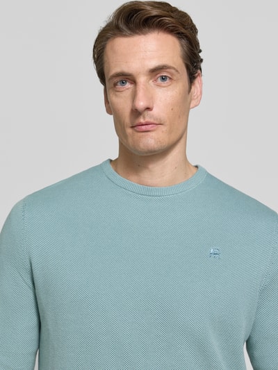 Männermodel trägt Regular Fit Strickpullover aus reiner Baumwolle mit Label-Detail von LERROS, Feinstrick, elastische Abschlüsse, Nahaufnahme Oberkörper.