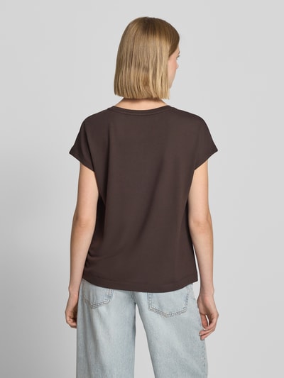 Frauenmodel trägt T-Shirt aus Viskose-Mix mit Ziersteinbesatz von monari in Dunkelbraun, Regular Fit, Rückenlänge 56 cm, Ganzkörperansicht Rückansicht.