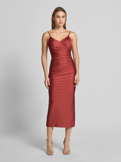 Modelka kobieca nosi Cocktailkleid mit Spaghettiträgern und V-Ausschnitt od TROYDEN COLLECTION, satynowe bordo, krój slim fit, długość midi, szerokość w rozmiarze 36: 37 cm, długość pleców 125 cm, zamek z tyłu, widok całej sylwetki z przodu.