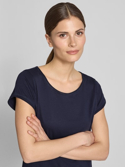 Frauenmodel trägt T-Shirt mit Rundhalsausschnitt von Christian Berg Woman in Dunkelblau, Reine Baumwolle, Regular-Fit, Rollsaum, Nahaufnahme Oberkörper. Rückenlänge bei Größe S: 61 cm.