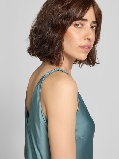 Frauenmodel trägt Cocktailkleid aus Satin mit V-Ausschnitt von Vera Mont in A-Linie, glänzendes Smaragdgrün, Nahaufnahme Oberkörper.