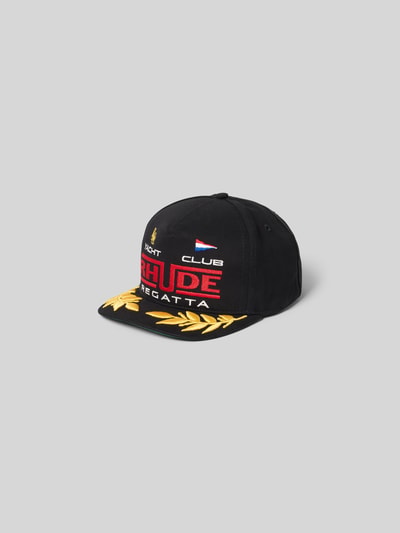 Produktfoto, Basecap aus reiner Baumwolle von RHUDE in Schwarz mit rotem und gelbem Label-Stitching, verstärktem Schirm, Belüftungslöcher, verstellbarer Riegel auf der Rückseite