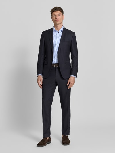 Männermodel trägt Slim Fit Business-Hemd aus Baumwolle mit Kentkragen von SEIDENSTICKER, Allover-Look, Knopfleiste, Ganzkörperansicht von vorne.