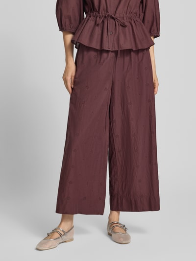 Frauenmodel trägt Regular Fit Culotte mit Stickereien von Marc O'Polo DENIM in Dunkelrot mit floraler Struktur, Ganzkörperansicht von vorne.