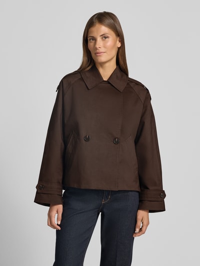 Kobiece model prezentuje krótki brązowy trencz z mieszanki lyocellu Loose Fit Trenchcoat aus Lyocell-Mix model 'Haweni' od OPUS, przód, ujęcie całej sylwetki