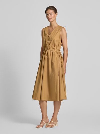 Frauenmodel trägt Knielanges Cocktailkleid mit Kordelzug und Kordelstoppern von Rinascimento aus Reine Baumwolle in Braun, Taillierter Schnitt, Knielänge, V-Ausschnitt, Kordelzug-Taille, Glatte Textur, Ganzkörperansicht von vorne.