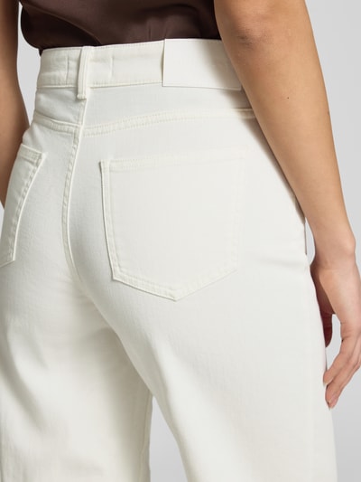 Frauenmodel trägt Straight Fit Hose in verkürzter Passform Modell 'Melly' von OPUS PANTS im Baumwoll-Mix, 5-Pocket-Design, Nahaufnahme Rückansicht.