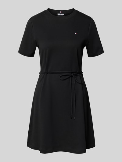 Produktfoto, Tailliertes Sweatkleid aus reiner katoen van Tommy Hilfiger, look: effen, pasvorm: getailleerd, lengte: mini, ronde hals, gestikt logo, zonder sluiting, tailleriem om te binden, mouwvorm: korte mouw, rechte zoom, materiaalverwerking: interlock, materiaal: puur katoen