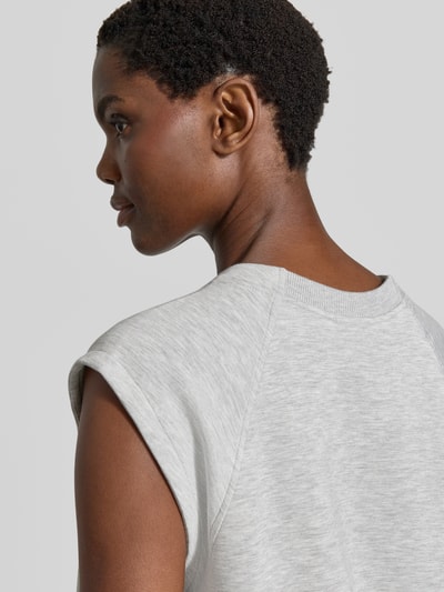 Kobiece modelka nosi Relaxed Fit Sweatshirt aus Viskose-Mix Modell 'Salome' od VARLEY, szary, mieszanka wiskozy, krój relaxed fit, okrągły dekolt, bez rękawów, pas z tunelem, zbliżenie na górną część pleców.