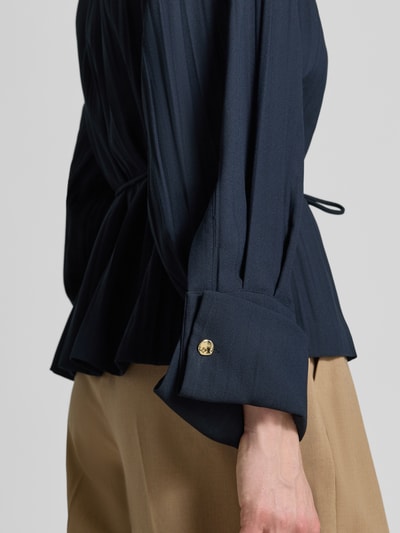 Vrouwenmodel draagt Regular Fit Jacke aus leichtem Plissee Modell 'AGITARE' van MAX&Co., unikleuren, omgeslagen manchet detailopname