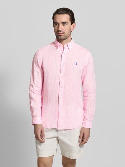 Männermodel trägt Regular Fit Freizeithemd aus reinem Leinen von Polo Ralph Lauren, Optik: Unifarben, Flammgarn, Ganzkörperansicht von vorne.